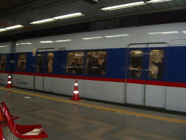 仕方ないので、地下鉄で帰ることにする。<br />スウォン(水原)までは、地下鉄の1号線が走っている。もち、「地下」なのは、ソウル市内だけで、スウォンでは地上を走っているけど。<br />そこで、地下鉄のキップ売り場で、「ソウルヨク(駅)」と言って、キップを買う。1600W安い。その代わり、1時間かかるけど。ムグンファでは30分。<br />改札を通って、下に降りると、かなりの人が電車を待っていた。<br />「本当に、ここでいいんだよね？」待っている間、ちょっと不安になる。一生懸命あちこち見て、「うむ！確かにこのホーム！」と確信。電車を待つ。<br />待ってた電車が、来ました。あー、やっと座れる・・と思っていたらばっ！なんとっ！満員ではありませんか！<br />ｶﾞ━━ΣΣ(ﾟДﾟ；)━━ﾝ!!　まぢっスか？別に何の根拠もないけどさー、絶対座れると思っていた私。考えが、浅はかだったのね・・｡ﾟ(｡ﾉωヽ｡)ﾟ｡ <br />ぎゅー詰め電車に、立って乗る！掴むつり革もない！仕方ないから、夫をつかむww<br />休みだからか、元々人が多いのか、結構、中途半端な時間なのに、大勢乗ってるもんだねぇ。<br />これで、1時間は・・ちとしんどいな・・・。民族村でも、いっぱい歩いたし。<br />くらーーい気持ちで、電車に揺られて、何度目かの駅、前に座ってたおばさんが降りたので、座れた。V(￣Д￣)v<br />やはり1時間は長いな。やっとソウル駅に着いた。