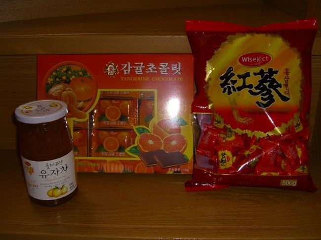 降りて、ばら撒き土産のチョコレートを買うために「ロッテマート」に行く。お菓子売り場を、さんざ行ったり来たりしてた、やっと見つけた「みかんチョコ」が、小さい！一人分かいっ！の大きさしかない。8個入りで2400W。それを4つ買って、やっとこないだ見たみかんチョコの、ひと箱分くらいかなぁ？・・・ということは、値段変わらないぢゃーん。てか、あの大きさのチョコ、置いとけよっ！<br />仕方ないので、その小さなチョコを少しと、柚子茶と海苔を買う。あ、人参飴もww。←この飴が、めちゃまずっ！ww<br />そして、「市庁」まで一駅乗って、ホテルに帰ろうとする。