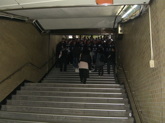 さて、ここからが、世にも恐ろしいお話・・・ﾍ(ﾟ∀ﾟﾍ)ｱﾋｬ <br />「市庁」駅には、着いた。そして、一番近い階段へと、地下道を歩いていると、何やら怒鳴り声がする。「ケンカしてるのかなぁ」まあ、あることだよねー。と、遠巻きにして、そこを通り過ぎて、階段へ。「 Σヽ(ﾟДﾟ; )ﾉ 」階段の真ん中より上に、警官隊がバリケードを作って、上に上がることができない。<br />「うーわーー、何これ？」メーデーのデモを警戒しての、警官のものすごい数は、あちこちで見て来たよ。それで、ついに「これ」かい！？<br />「別の階段に行こう」行きました。またバリケードです。(ﾟДﾟ；∬ｱﾜﾜ･･･ <br />そのバリケード隊に、食って掛かる人もいますた。<br />かなーり空気はぴりぴり・・・。きゃーーー！これってどおなんの？我々は、単なるおちゃらけた観光客なんですけどぉ〜。<br />