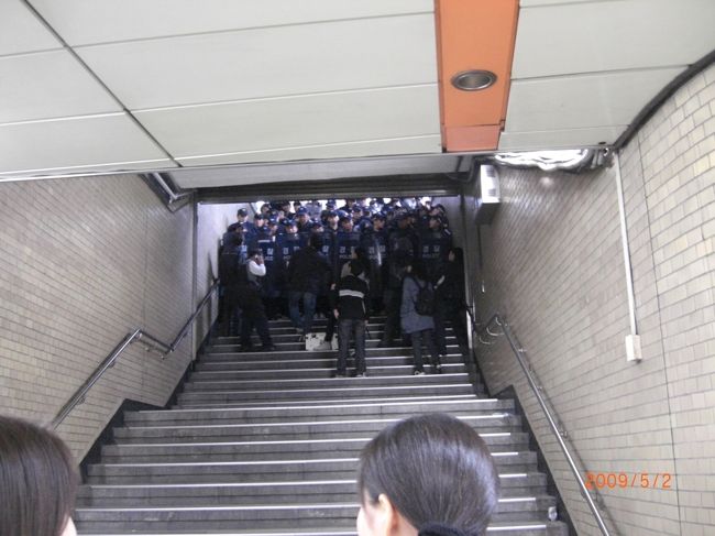 もう一駅乗って、向こうから帰ることも考えたけど、今度はきっぷ売り場に、群集が殺到してて、怒鳴っている。「キップ買えなーい　(つд⊂)ｴｰﾝ」<br />階段は他にもあるので、次の次の・・・と探して、やっと上がることのできるところを見つけ、無事帰ることができました。あ゛――、どうなるのかと思った・・。<br />怖かったです・・・( ´Д⊂ヽｳｪｪｪﾝ 