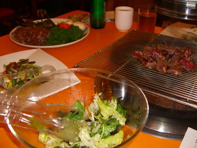 ホテルに着いて、またラウンジで気持ちを落ち着けてから、夕食を食べるため、明洞方面に出る。<br />「金曜日限定40%オフ」という、うれしい「焼肉や」を見つけていたのでーす♪<br />勇んで行くと、「や・す・み」 ｶﾞ━━(ﾟДﾟ;)━━━ﾝ!!!!! <br />またかよ・・・。何なんだっ！メーデー！！何か恨みでもあんのかっ！(ﾟДﾟ )ｺﾞﾙｧ!!<br />近くの「コムソチップ」で、食べますた。「ノビチプ」と、兄弟店らしいです。<br />今度は、味付けされた、カルビとロースにしますた。<br />「ムル(水)下さい」と言うと、おばさんに笑われますた。韓国語と日本語を、チャンポンにしてしゃべったからでしょうか・・。焼肉は、おいしかったです。