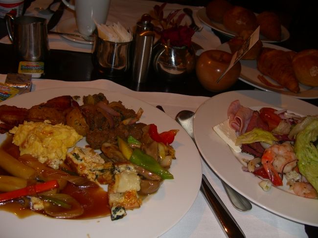 はーい♪今日は帰国日でーす。<br />前日の夕方、ラウンジにいる時、「明日ノ朝食ハ、下ノレストランニ行ッテモラエマセンカ？」と、声を掛けられていますた。宿泊客が多いと、どうしてもラウンジで食事をするには、無理がある。そーゆー時は、レストランへ案内されることがあると聞いていた。「いいですよー」と即答。ほんで、食べて来たのです。品数はラウンジより遥かに多いけど、ちとうるさいやね。