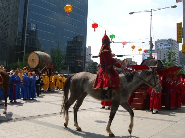 仕度して、チェックアウトし、荷物を預けて、外出。<br />11時からの「トクスグン(徳寿宮)」での交代式を見るため、「悪夢の市庁」方面へ急ぐww。今日は3日。昨日までの物々しい雰囲気が、ウソのよう。<br />「トクスグン(徳寿宮)」まで来ると、馬に乗って、時代がかった衣装を着た人がいる。<br />「へーー、ここでは、馬も交代式に出るんだぁ」と、思ってたけど、どうも様子か違う。「門」の向こう・・「トクスグン(徳寿宮)」側には、たくさんの衣装を着た人が並んで、立っている。待っている。