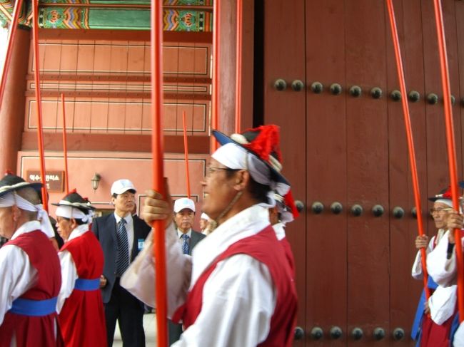 「えらい、大々的にやるんだなぁ・・」私は「門」の外側、一番いい場所に陣取り、交代式はまだか・まだか・・と待ってた。<br />それは、いきなり始まった。騎馬隊が行くと、次に門の内側で待っていた人の列がそれに続く。ずずーーっと私の目の前を歩いて、列が途切れた。でもまだ内側に大勢の衣装を着た人がいる。私の隣にいる人が「合図」して、次の列が通り過ぎる。そうやって、かなりの数の行進。