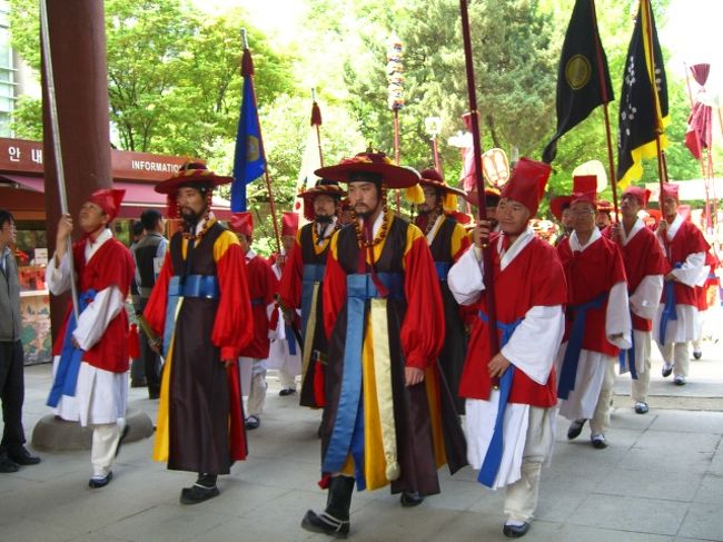 「これーは、どう考えても、交代式じゃないよね？」じゃあ、これは何？後でわかったのだが、その日は特別でどうやら「時代祭り」のような催しだったみたい。あらぁ〜、帰る前にいいもん、見られたわ♪