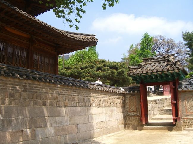 全員が出て行ってしまってから、改めて「トクスグン(徳寿宮)」の入場チケットを買い、中を見学。「キョンボックン(景福宮)」に比べると、ずいぶんこじんまりしているが、これくらいの方が、散策にはいい。ぐるりと一回りして、門を出る。