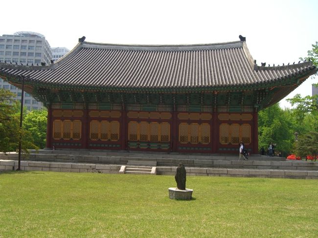 「あのコート、やっぱ欲しいかも・・・」と夫が言うので、またロッテ免税店に。<br />「ダックス」で、コートを夫が欲しそーに見ていたのだ。試着して、イケそーなので、「買えば？」と言うと、お買い上げ〜♪免税店で買った「ブランド」品は、空港受け取りになるので、荷物にならないでいいよね。<br />それから、私が「ナナメ掛けできるバッグ」が欲しいなぁ・・・と、色々探したけど、どーも「ピンっ」と来るモノがない。地下商店街も探したけど、ない。<br />( ﾉｪ)ｺｯｿﾘ　地下商店街でバッグを売るお店では、また「ぱっちもんのバッグ」を薦めてきます。「デザインは、いいんだけど、このマークがいらなーい」と言うと、「何言ッテルノ。コノまーくガイイノヨ。コレガナカッタラ、買ッテクレナイ」と、店のおばちゃんに怒られますたww。いちおー、「ロエベ」のぱちもんバッグですたww。