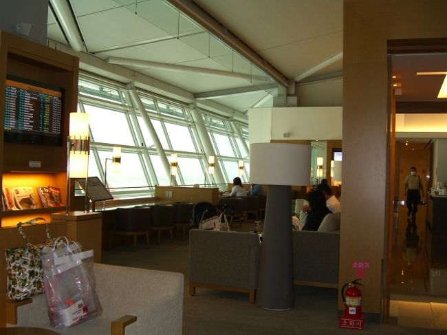 出国すると、今度は免税店で買ったモノを貰わなくては、ならない。かなりの人が並んでいる。それと、化粧品の免税手続きもある。二手に分かれて、私は免税手続きに走る。<br />そこで、結構時間が掛かりましたね。<br />空港内の免税店も少し覗くけど、やはり「掘り出し物」はない。「もういいや。ラウンジに行こ」<br />JLのラウンジで少しまったりして、搭乗時間になったので、ゲートに行く。