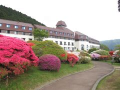 芦の湖畔に建つ、山のホテルは、
毎年５月中旬にツツジのホテルになります。

