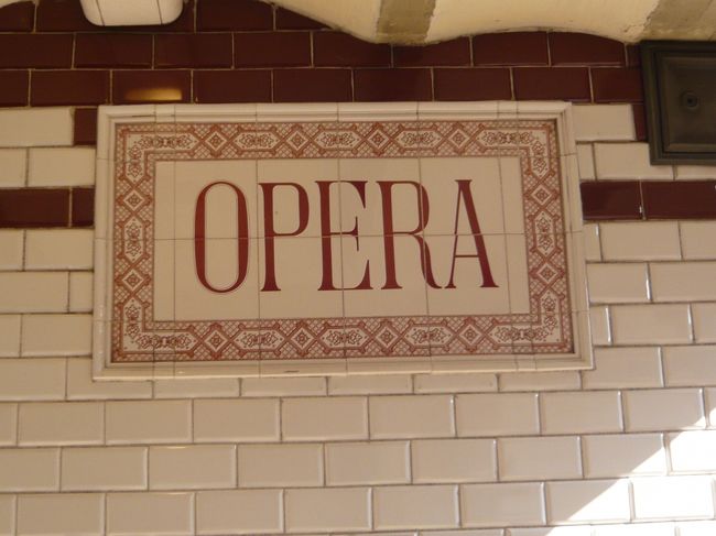 　地下鉄１号線は、カフェ・ジェルボーの前からアンドラーシ大通りの地下をずーっとまっすぐ走っている、大陸最古の地下鉄です。