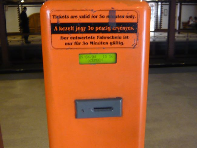 　ここに、がっちゃんとチケットをつっこみます。かなり強くつっこまないと、うまくパンチされないらしい。<br />　わたしは、あの（笑）ブダペストカードを持っているので、フリーパスですが。