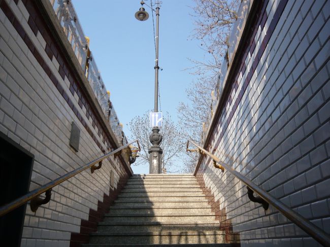 　さっきの扉から、ひょいと出ると、ほーら、お外はすぐそこ。<br />　この高さがプラットフォームなんですよ（笑）。