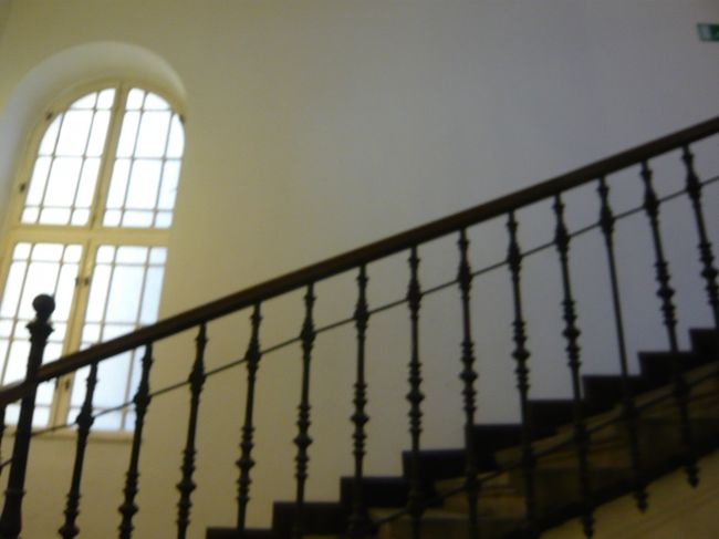 　ドアの前でうろうろしていたら、人が出てきたので、おそるおそるはいってみました。<br />　はいると、アパートの管理人みたいなおじいさんがにこにこと現れて、「二階だよ」と教えてくれました。