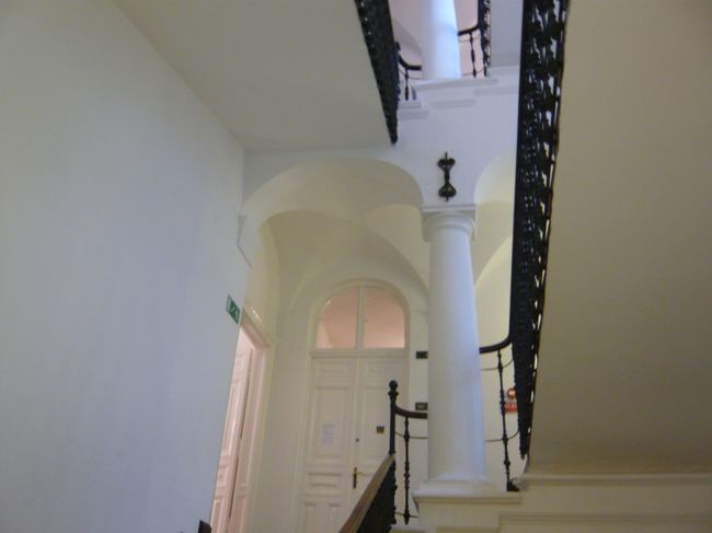 　さすが、むかしリストが実際に住んでいたアパートを、そのまま博物館にしただけあって、普通の民家です。なんだか、映画のセットのようです。