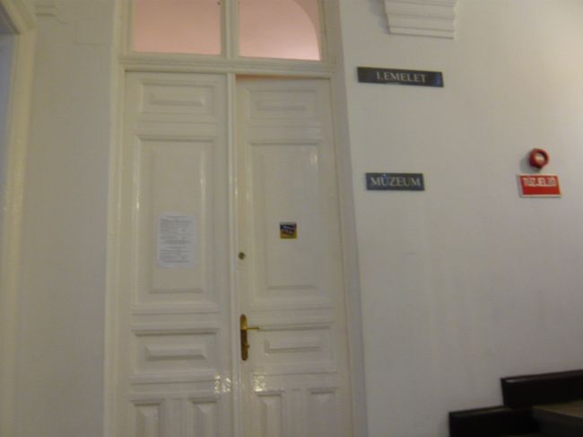 　本当にここ？　はいってもいいの？<br />　なんか、はいりづらいなあ‥‥