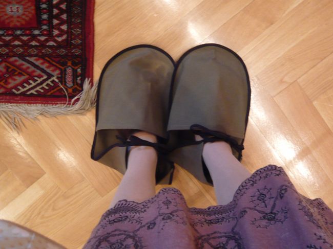 　はいってすぐに、靴カバーをつけるように指示されました。やだ〜、おもしろ〜い。<br />　わたしは毎回、博物館にはいるたびに、「フォトOK?」とたずねるのですが、たいてい、「フォトチケットを買え」と言われます。ここももちろん、別売りです。