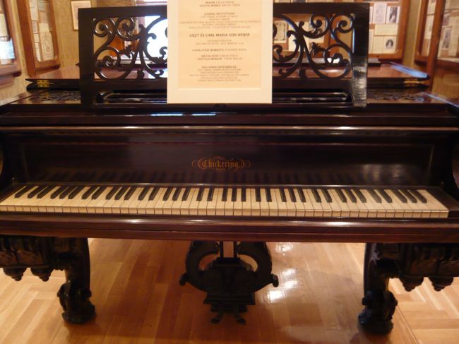 　現代のピアノとは大違いの、インテリアのような美しさ。