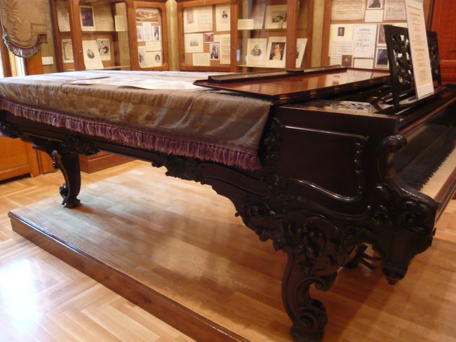 　彫刻だらけなんですよ〜。