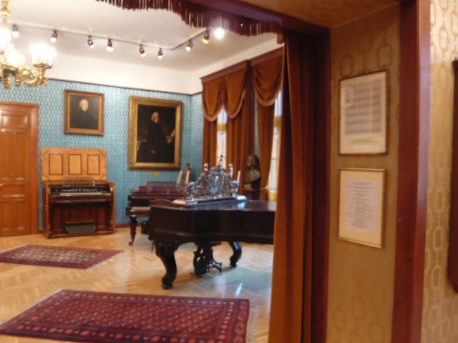 　このあとツアコンさんに「フリータイムはどちらへ？」と聞かれて、「リスト・フェレンツ博物館は、ほんの３部屋くらいしかないし、もともとリストが住んでいた普通のアパートですから小さいけど、とってもよかったですよ〜」と話したのですが、冷静に考えたら、小さくない。<br />　全然、せまくない。<br />　だって、このでかいグランドピアノがどーんとあって、全然、圧迫感がないんですよ。