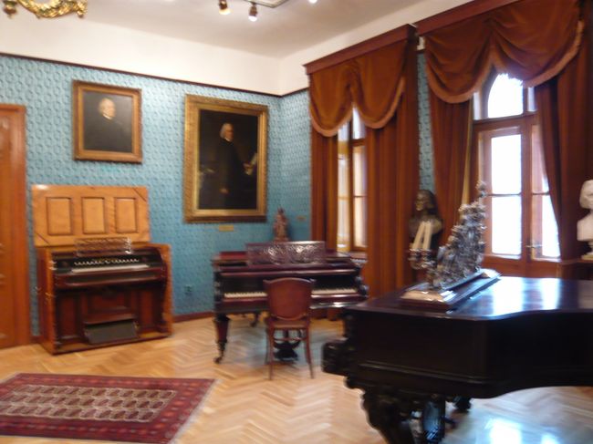 　こっちの部屋には別のピアノもあるし。