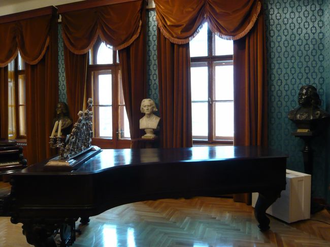 　大きなピアノの、この譜面台がりっぱなのです。