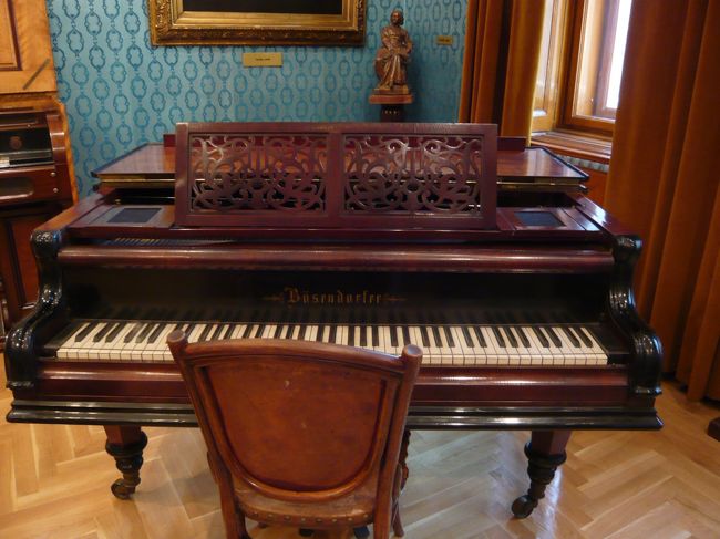 　こっちにもまた別のグランドピアノが。