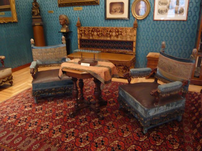 　ピアノ３台のほかに、こんな応接コーナーがあります。<br />　ハンガリーの家、というか、アパートは広いです。