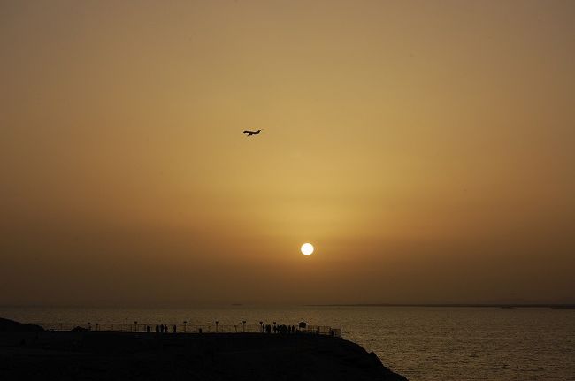 日の出を見る為に再びアブシンベルへやってきました。<br />朝日と飛行機のコラボ