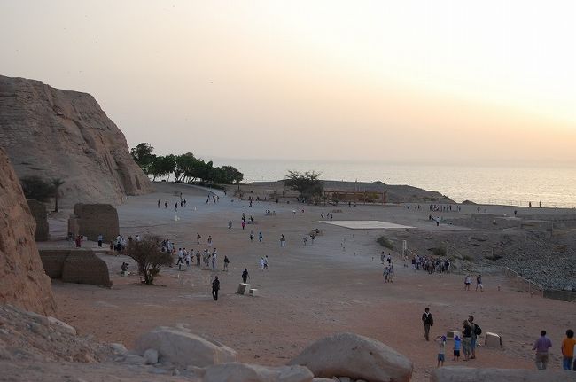 感動のアブシンベルともとうとうお別れ。最後にもう一度神殿の中に入りました。神殿の中には鳥が巣を作っていて、たくさんの鳥が飛び回っていました。レリーフに影響が出ないうちに対策を考えてほしい…。本当に名残惜しかったです。さようなら。