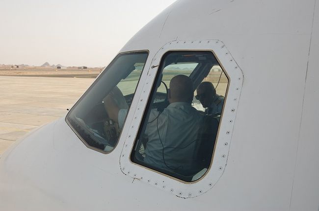 この時乗った飛行機は小型だったので、搭乗口がコックピットのすぐ後ろでした。搭乗の時、コックピットのドアの前に立っていたCAさんが少し移動してくれて、中の様子を見る事ができ大興奮でした。機長さん、安全伝運転でよろしくお願いします。