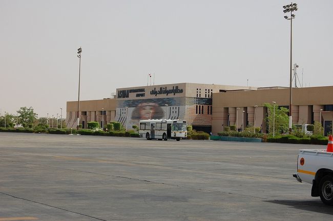 この旅行では国内線に６回も乗ったので、写真を見てもどこの空港なのか分からなくなってしまいました。ここはおそらくアスワンの空港です。