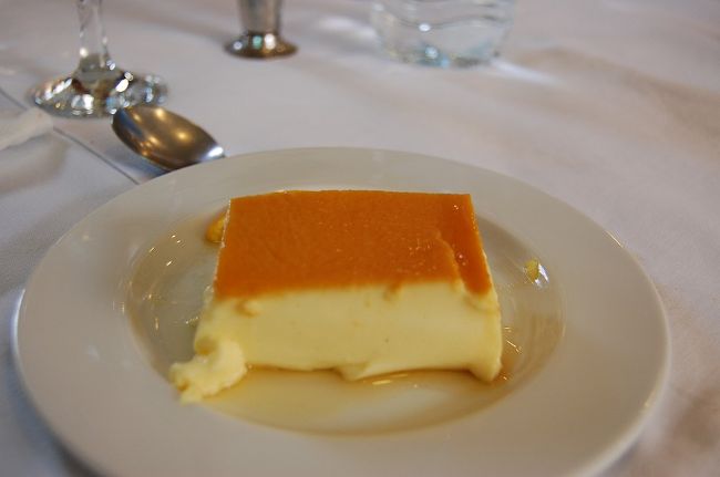 とってもおいしくてバケツ１杯は食べられそうだったプリン。<br /><br />食事の後は貴金属のお店へ行き、金のカルトゥーシュとアンクのペンダントヘッドを購入しました。カルトゥーシュの方は私の名前をヒエログリフで彫ってもらいました。<br />