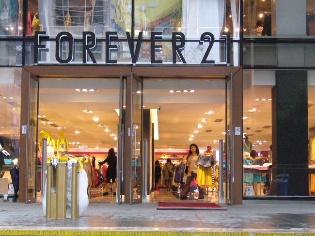 次の日は朝からミョンドンに行きました。<br /><br />日本で行列のFOREVER21ですが<br />すんなり入れました。<br />夏に着たいかわいいﾜﾝﾋﾟｰｽがたくさんありました。<br />