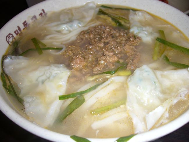 カルグッス　7,000ウォン<br /><br />これは辛くはありません。<br />付いてくるキムチがおいしいけど超辛かったです。<br />キムチはおかわりをどんどん！くれます。<br /><br />ごはんもついてました。<br />本当は？カルグッスについてくるのかな？<br />でも２人だったのでちゃんと２つくれました。