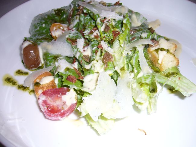 サラダを写したところで、<br />写真はお断りされてしまいました・・・<br />残念。<br /><br />有名人も来ることがある？らしいです。