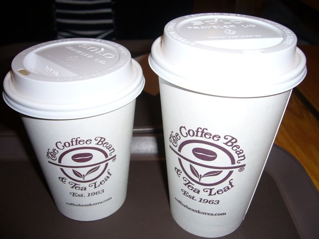歩きつかれたので、コーヒーショップで<br />ひとやすみ。<br />カフェラテ　小４５００ウォン　大５０００ウォン<br />
