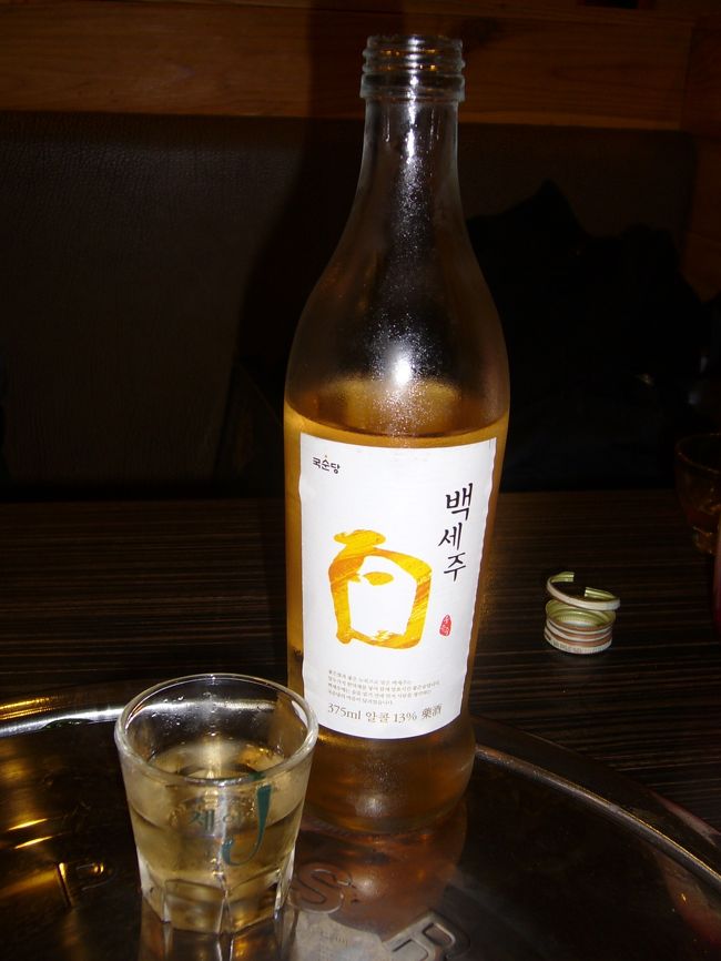 ぺクセジュという様々な漢方ともち米で<br />つくられたお酒。<br /><br />漢方っぽかった！<br />飲んだときちょっぴりびっくりしました。