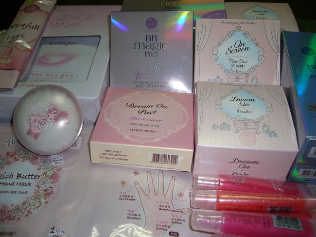 エチュードハウスで買ったもの。<br /><br />ファンデーションが良い香りです。<br />お土産と自分用。<br />たくさん買いました。<br />ピンクでケースがかわいいのでお気に入りです。