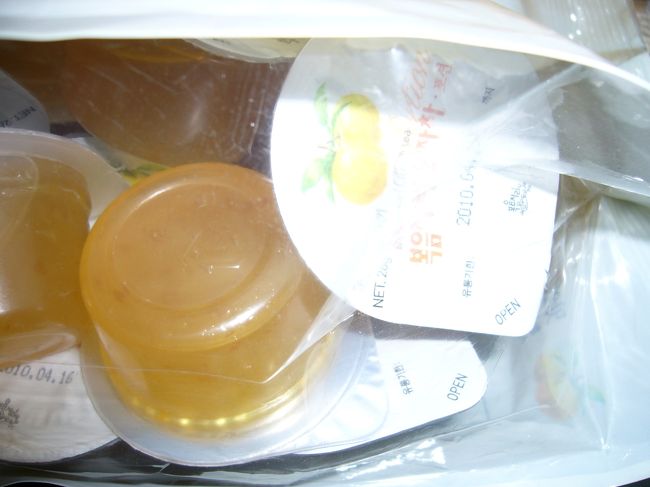 一個ずつ入ったゆず茶<br /><br />これがとってもおいしくて、<br />もっと買えばよかった・・・<br /><br />１５個くらい入ってて　５５００ウォンでした<br />