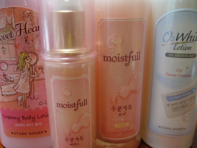 空港内の免税店でエチュードハウス発見！<br />また買うのね・・・<br />ボディローション・美容液・化粧水・乳液をGET!<br />４点で２６ドル。<br />こっちの方が安い？昨日いくらだったかなぁ？<br /><br />昨日は重くてあきらめちゃったのでうれしいです。<br /><br />空港のお店では品切れになっちゃうこともあるので<br />どうしても欲しいものは市内で買ったほうが良いかもですね。<br />一番右のホワイトニングの乳液はラス１でした。<br />ラッキーです！<br />