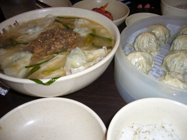 ショッピングの途中でランチ<br /><br />行ってみたかった明洞餃子に行きました。<br />少しだけ並んで入れました。<br /><br />２人でカルグッスとマンドゥを１つずつ<br />注文しました。