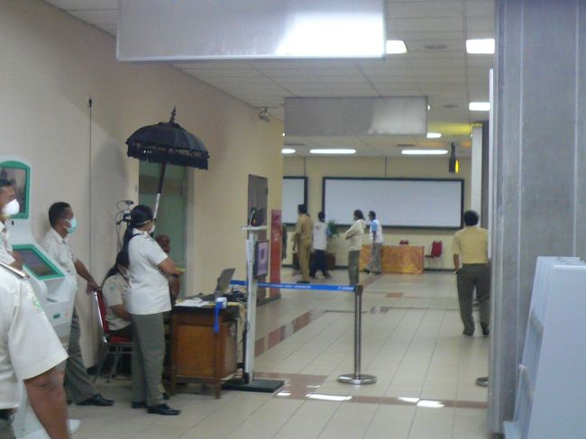 デンパサール空港の検疫の様子です。<br /><br />一応サーモロジーで確認していますが、<br />日本とは比べものにならないほどゆるゆるでした。
