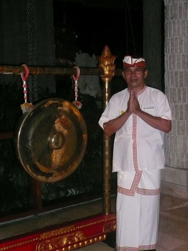 ホテルはヌサドゥア地区のMELIA BALIでした。<br /><br />真夜中の到着にもかかわらず、出迎えの銅鑼をドーンドーンと何発も鳴らしてくれました。