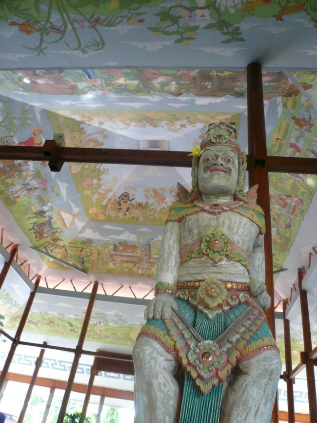 旅行1日目（実際は2日目になりますが。。。）<br /><br /><br />MELIA BALIのロビーにてパシャリ。<br /><br />天井の絵がエルメスのお皿の絵のようで素敵でした。<br /><br />オープンエアーで開放的なロビーでした。