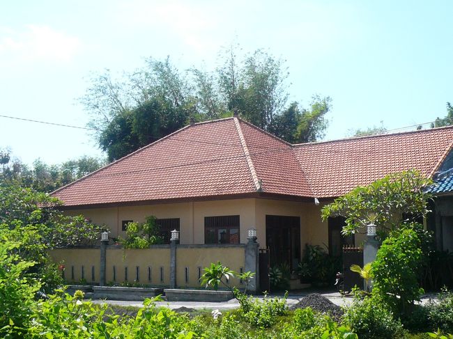 今日１日でマッサージ３軒行きます♪　<br /><br />まずはヌサドゥアで評判の「ココエステ」に行きました。<br /><br />事前予約するとホテルまで迎えにきてくれます。<br /><br />山側の凸凹道を入ったところにあり、目の前では牛さん達が散歩していました。<br /><br />冷えたおしぼりとアクアで迎えてくれます。