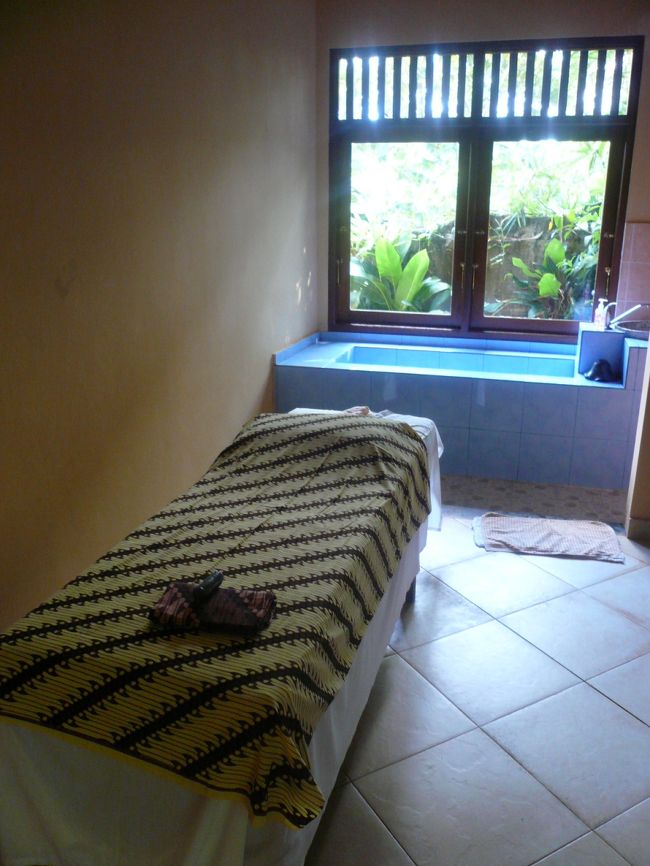 「ココエステ」のマッサージルームです。<br /><br />夫婦一緒に受けれる部屋など数部屋ありました。<br /><br />廊下からは、癒しの音楽が流れ、まったりモード全快でした。<br /><br /><br />スリミングマッサージ＆フェイシャルの2時間コースを受け、感動したため最終日におかわりしました。<br /><br />スリミングマッサージ　150,000ルピー（1,500円位）<br />フェイシャル　　　　　160,000ルピー（1,600円位）　