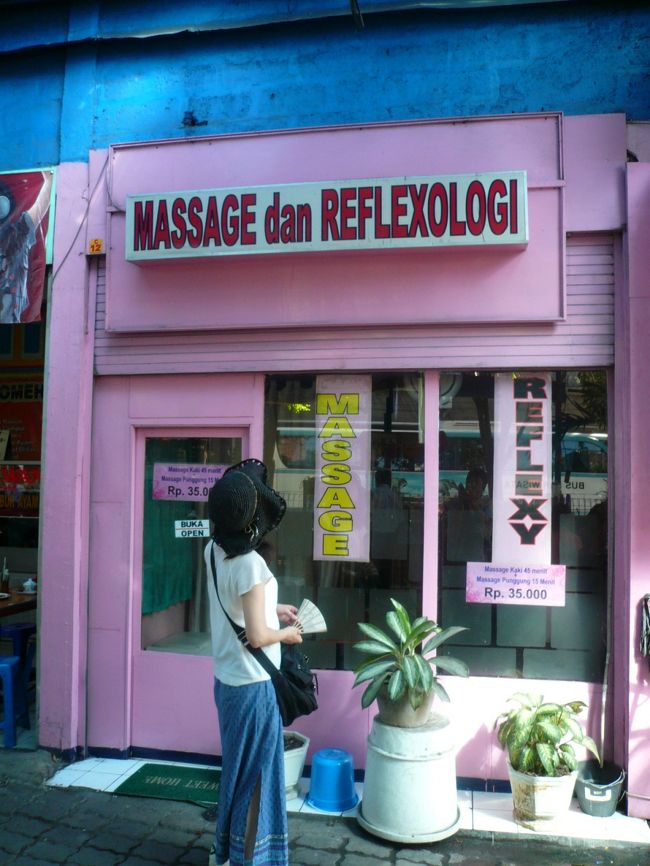 プラザバリから北へ300m位行ったSUPER NOVAというマーケット内にあるリフレクソロジーのお店「Dolphin」<br /><br />20代の若い男の子達が黙々と足の疲れをとってくれました。<br /><br />表情を観ながらイタ気持ち良いところを分かってくれます。