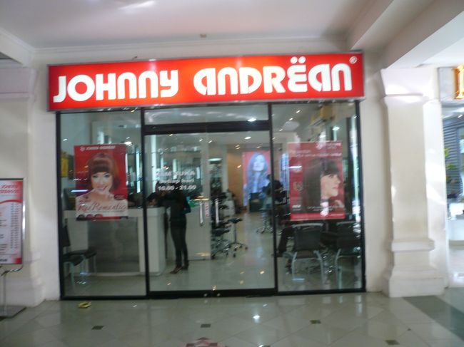 DFSギャラリア横のマタハリデパート内の「Jonny Andrrean」という美容室でCream Bathを体験しました。<br /><br />インドネシアの大手美容室チェーン店で5年前の旅行で感動しまして、涙の再会でした。