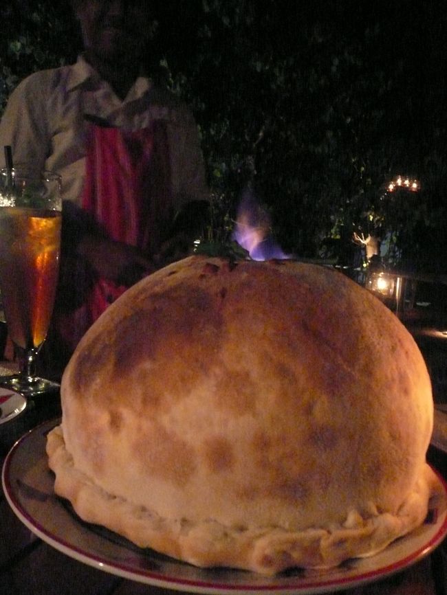 レギャンビーチ沿いにあるアラムクルクル（ホテル）内の「PAPA'S CAFE」の絶品FOODです。<br /><br />Volcano Pizzaといいます。<br /><br />えっ、なぜVOLCANOって？<br /><br />ドーム型になった生地の上にアラックというお酒を掛けて、噴火山のようにファイアー！！します。<br /><br />味も美味しく、具だくさん（3種類から選べます）です。注目の的間違いないです。