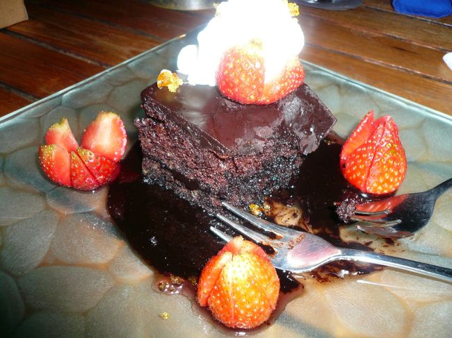 そしてもう一つ忘れてはいけないデザートがこれです。<br /><br />「WARM CHOCOLATE CAKE」という温めが最高の口溶けを演出してくれるENAK！ENAK!デザートです。<br /><br />お試しあれ!